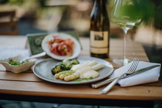 Frühlingsgenuss auf dem Teller mit Frischem Spargel und Parmaschinken
